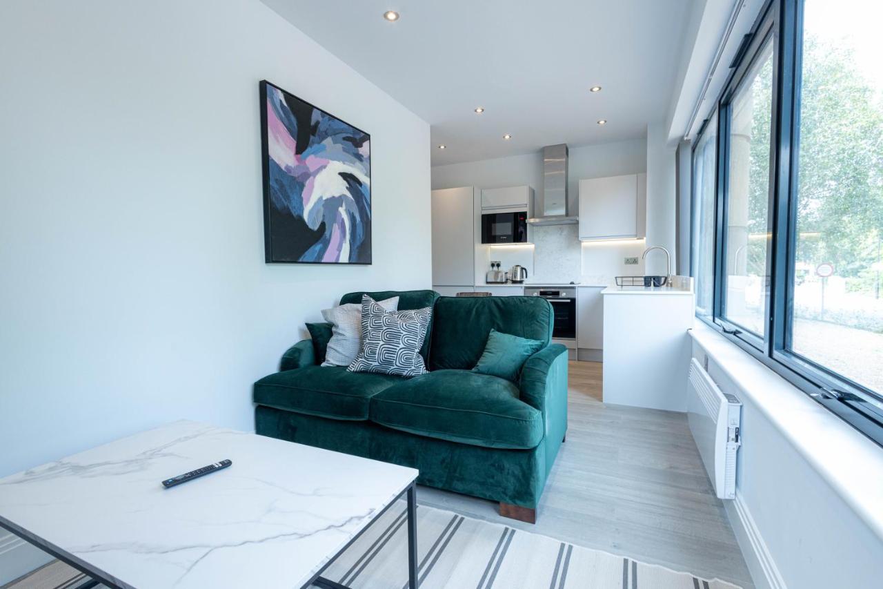 Stylish Apartments With Balcony For Upper Apartments & Free Parking In A Prime Location - Five Miles From Heathrow Airport Uxbridge Exterior photo